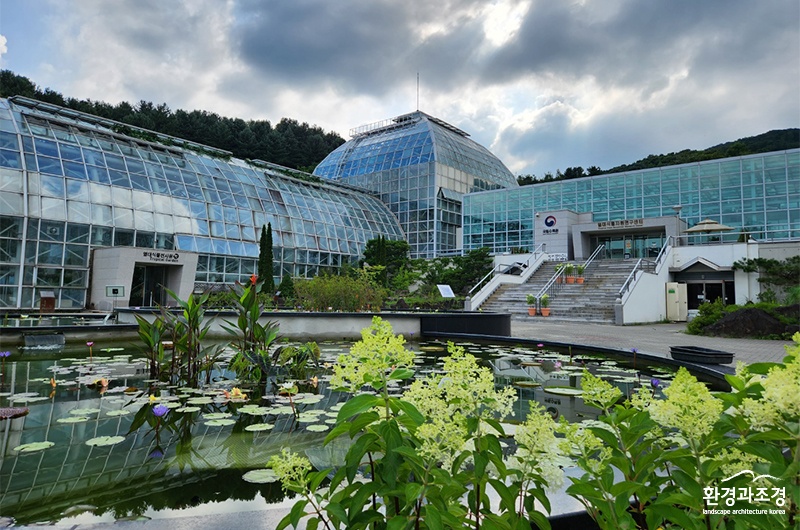 열대식물자원센터 앞 광장 전시공간.jpg