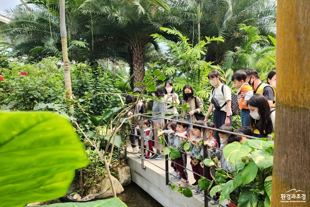 5. 부천호수식물원 수피아를 단체방문한 아이들이 열대식물과 물고기를 관찰하고 있다.jpg