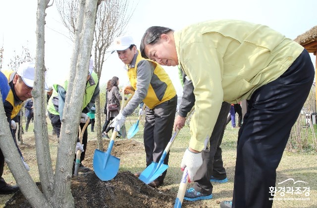 4.1. 무궁화동산에서 무궁화를 식재하는 조길형 구청장.JPG