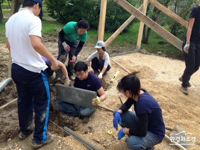 (파빌리온 만드는 중 - 이예슬_전영석 10885437_994424557242376_8482587978902969898_n.jpg