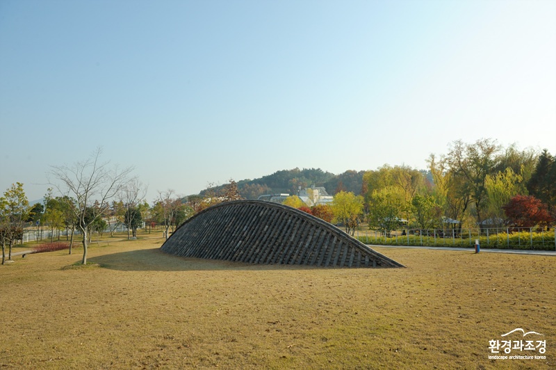 12.19_이승택 기와입은 대지.jpg