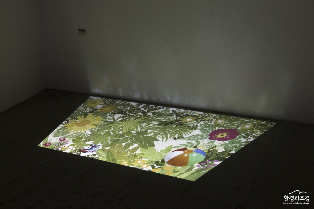 10. 유현정(Yu Hyunjung), 숨바꼭질, 2017, 인터랙티브 미디어아트, 가변설치.jpg