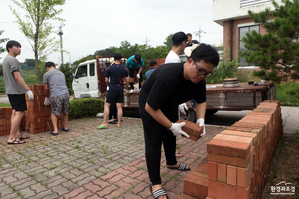 2 무더위에도 불구하고 'DMZ우리가치' 갤러리가든 설치작업중인 모습.jpg