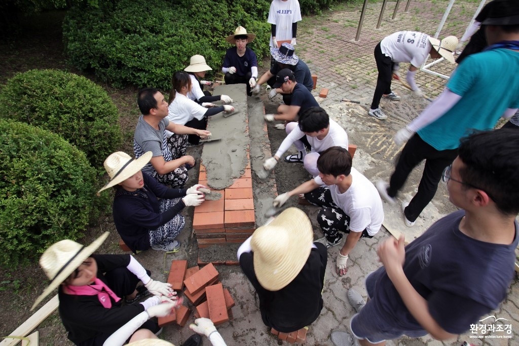2.적벽돌과 시멘트로 사색의자를 만들고있는 모습.jpg