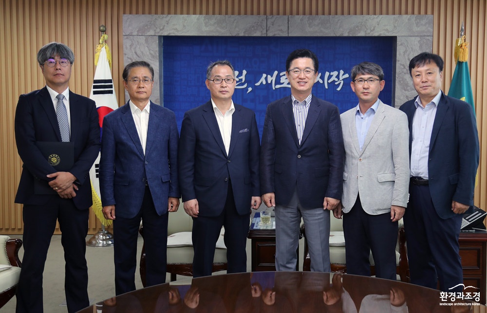 20180727 월평공원 공론화위원회 위촉장 수여-.jpg