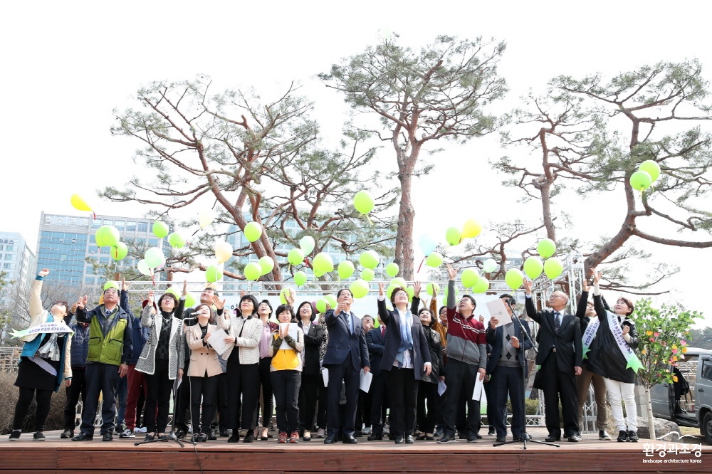 2_고양시_사람과_나무가_공존하는_‘고양_나무권리선언문’_선포식_고양_호수공원에서_성황리_개최(2).jpg