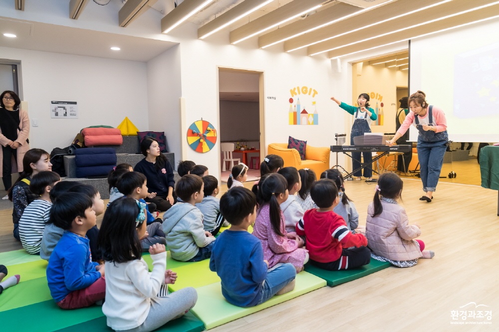 크기변환_키지트에서 교육을 듣고 있는 아이들 모습(예시).jpg