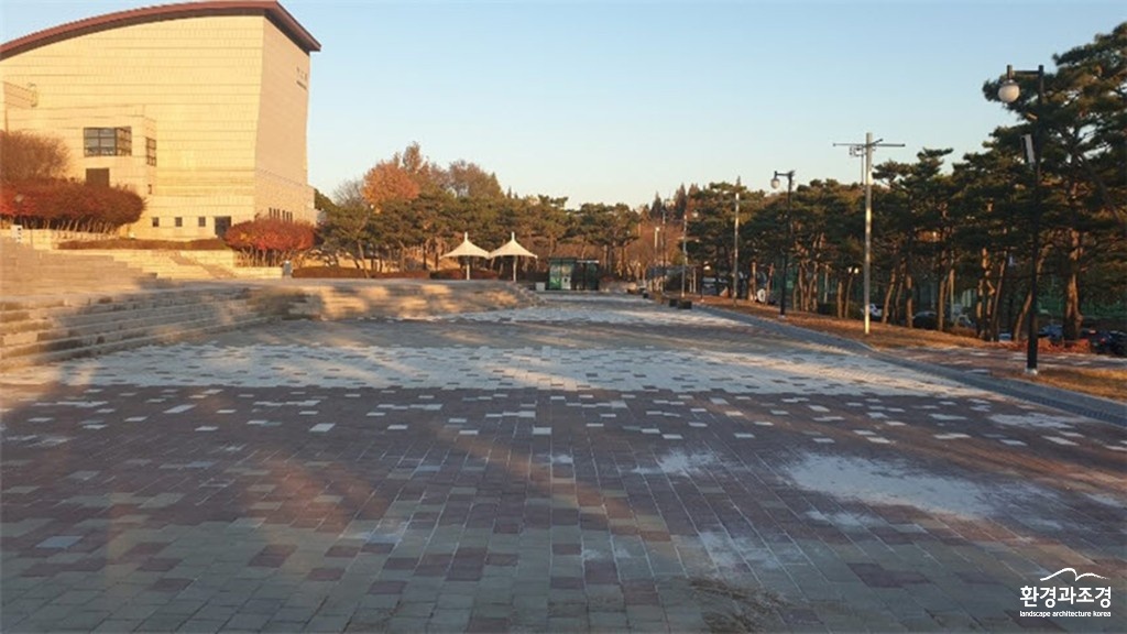 투수성을 높인 한국 소리문화의 전당 앞 블록 보도.jpg