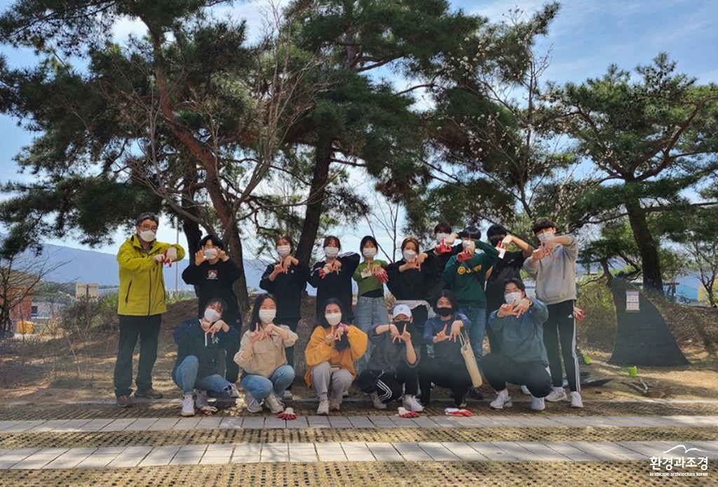 생태조경디자인학과 행사 참여자들이 LA(Landscape Architecture) 손모양을 취하고 있다. (사진 제공 = 강원대학교 생태조경디자인학과).jpg