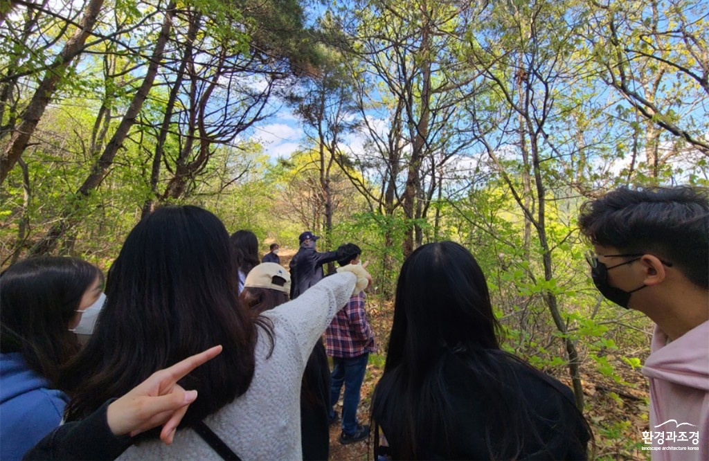 야외 수업을진행하고 있는 천해성 교수 (계명대학교 생태조경학과 교수)  보도.jpg