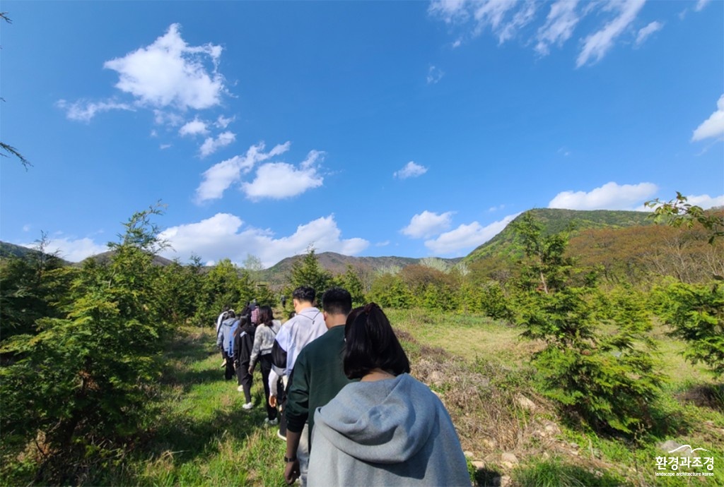 동영학술로를 따라 줄을 이루며 산행중인 계명대학교 생태조경학과 학생 보도도.jpg