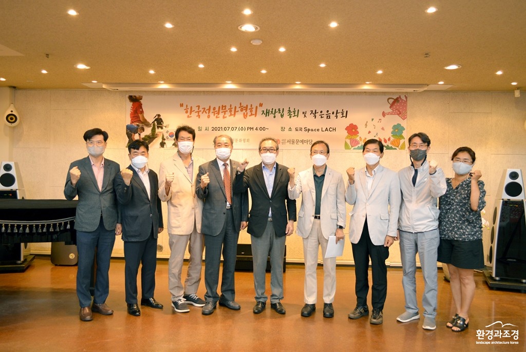 단체사진ㄴㄴ.jpg