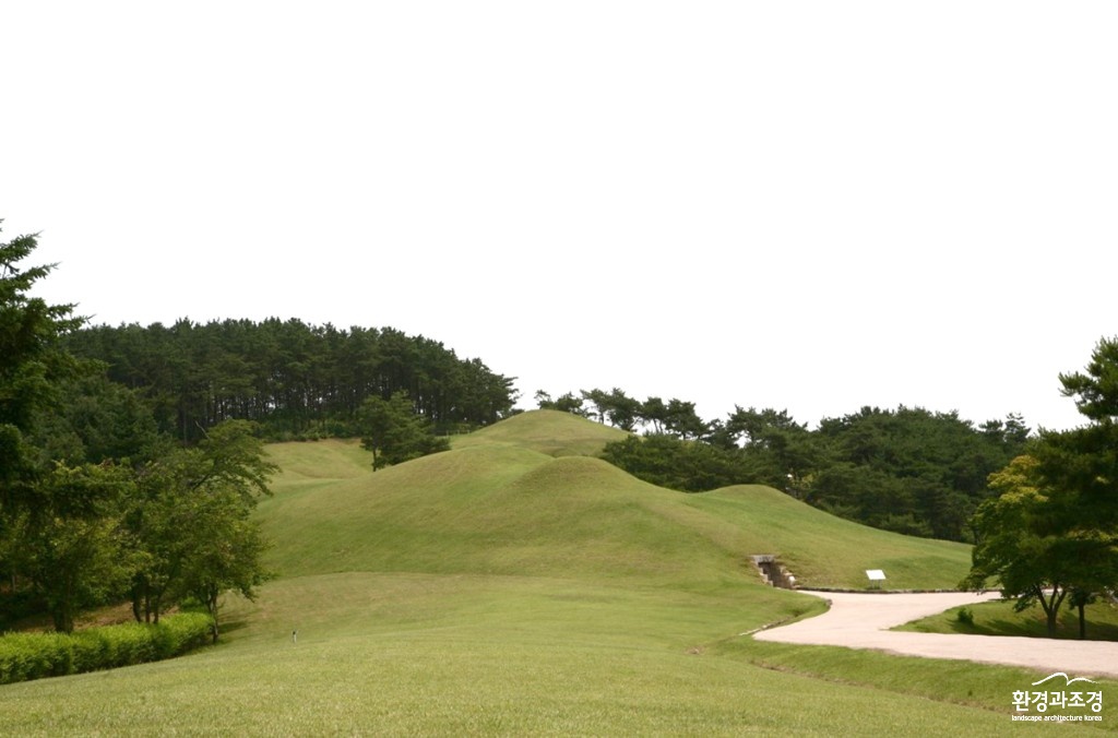 송산리 고분군 전경 보도.jpg