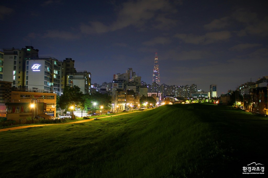 풍납토성 탐방로에 조성된 달빛산책로의 야경 보도.jpg