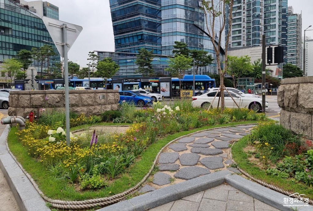 미세먼지 저감수목 식재 및 화단 조성 모습 보도.jpg