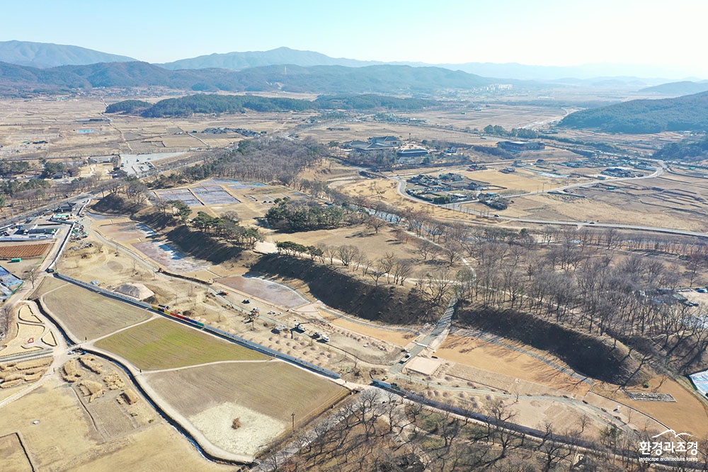 경주 월성 해자 전경 보도보도.jpg