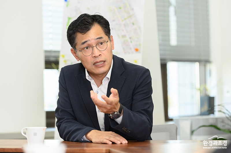 사진1) 집무실에서 발언중인 이기재 양천구청장(1).jpg