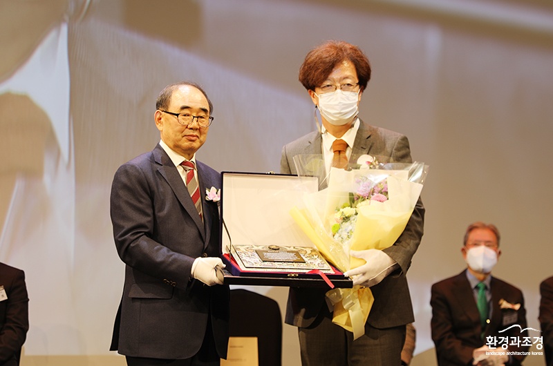 왼쪽부터 심왕섭 환경과조경 발전재단 이사장과 조경진 서울대 환경대학원 이사장.jpg