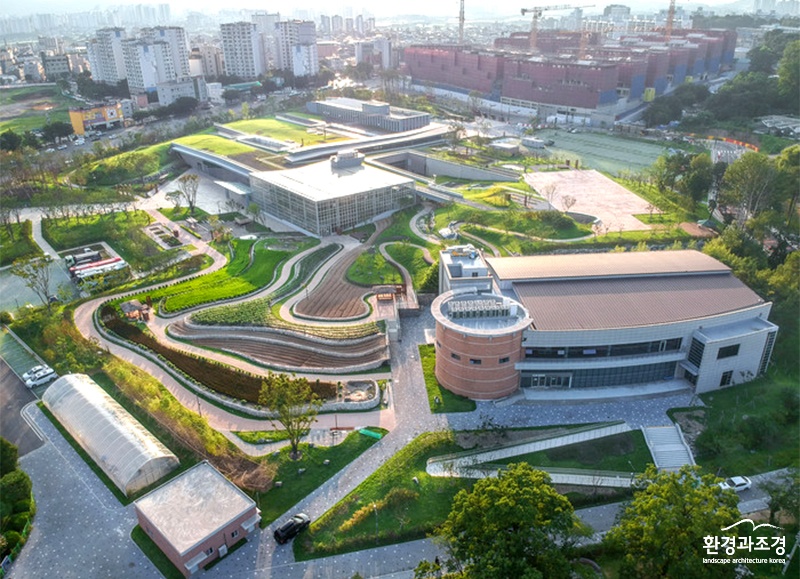 박물관 전경 보도.jpg