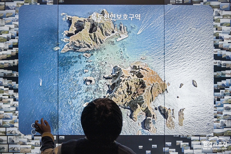 ㅂㄷ 천연기념물센터 실감콘텐츠 서비스 (데이터의 향연, 천연보호구역과 명승 미디어월).jpg