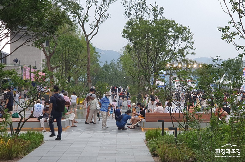 광화문광장 숲길.jpg