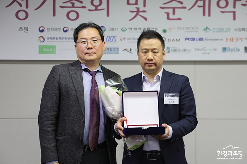 왼쪽부터 최종희 회장, 김세호 경상국립대학교 한문학과 교수.jpg