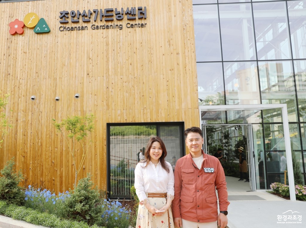 왼쪽부터 이소원 초안산가드닝센터 센터장, 오언석 도봉구청장.jpg