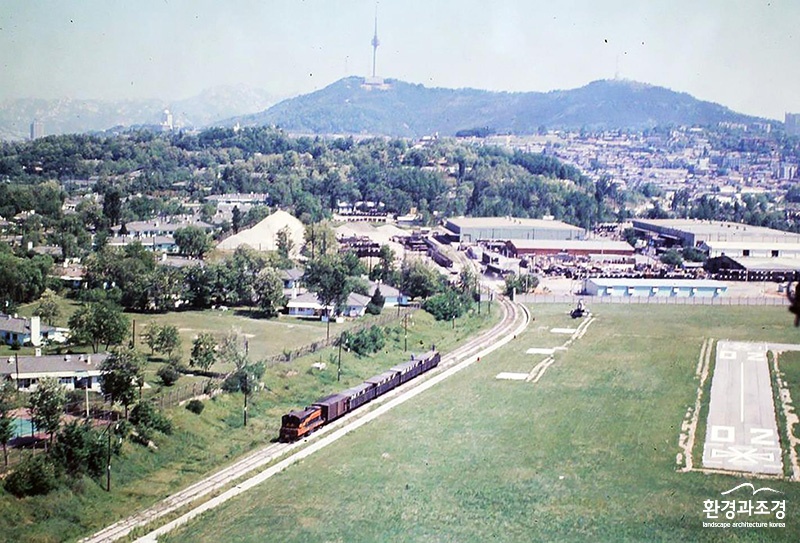 1973년 용산미군기지 사우스포스트 철도 주변 보도.jpg