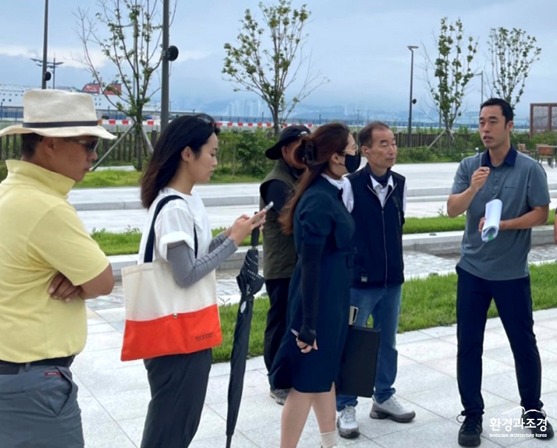 부산항만공사 합동점검단이 북항 재개발지역 친수공원 일대를 찾아 수목 상태 등 현장 상황을 점검하고 있다 ㅂㄷㄷㄷ.jpg