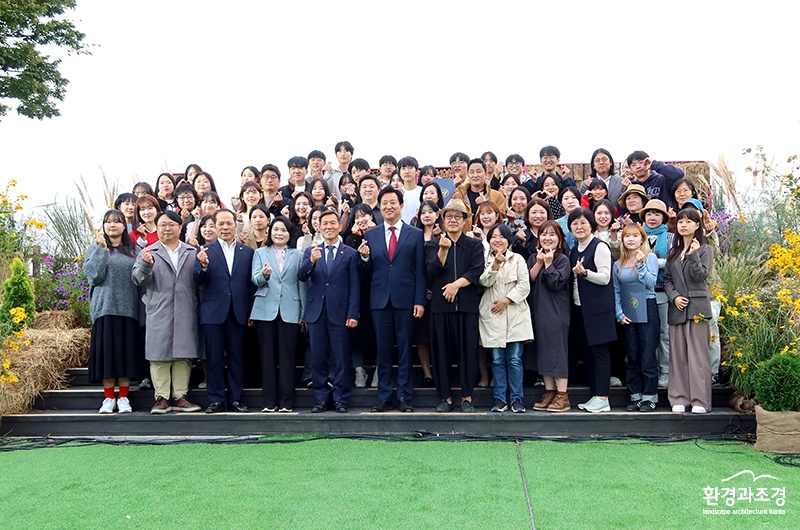 관계자 및 수상자 단체사진.jpg