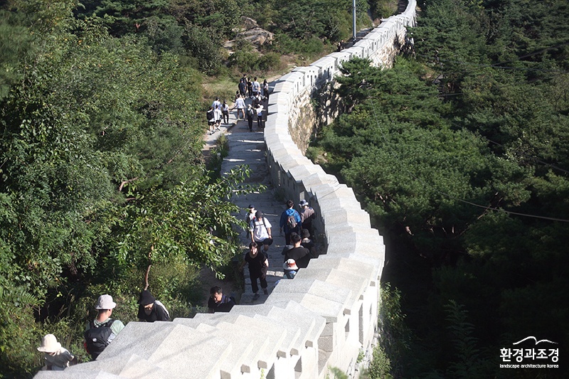 인왕산에서 바라본 서울 전경 및 탐방객.jpg