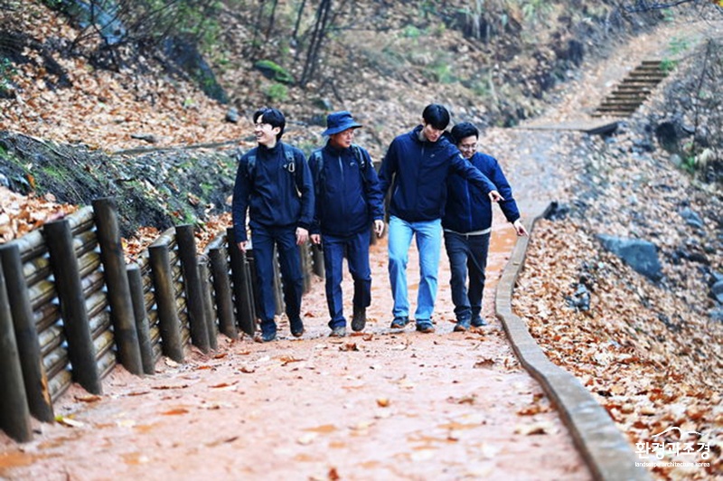 하남시 직원들이 위례 순환 누리길 내 조성된 건식황토길을 최종 점검하고 있다.jpg