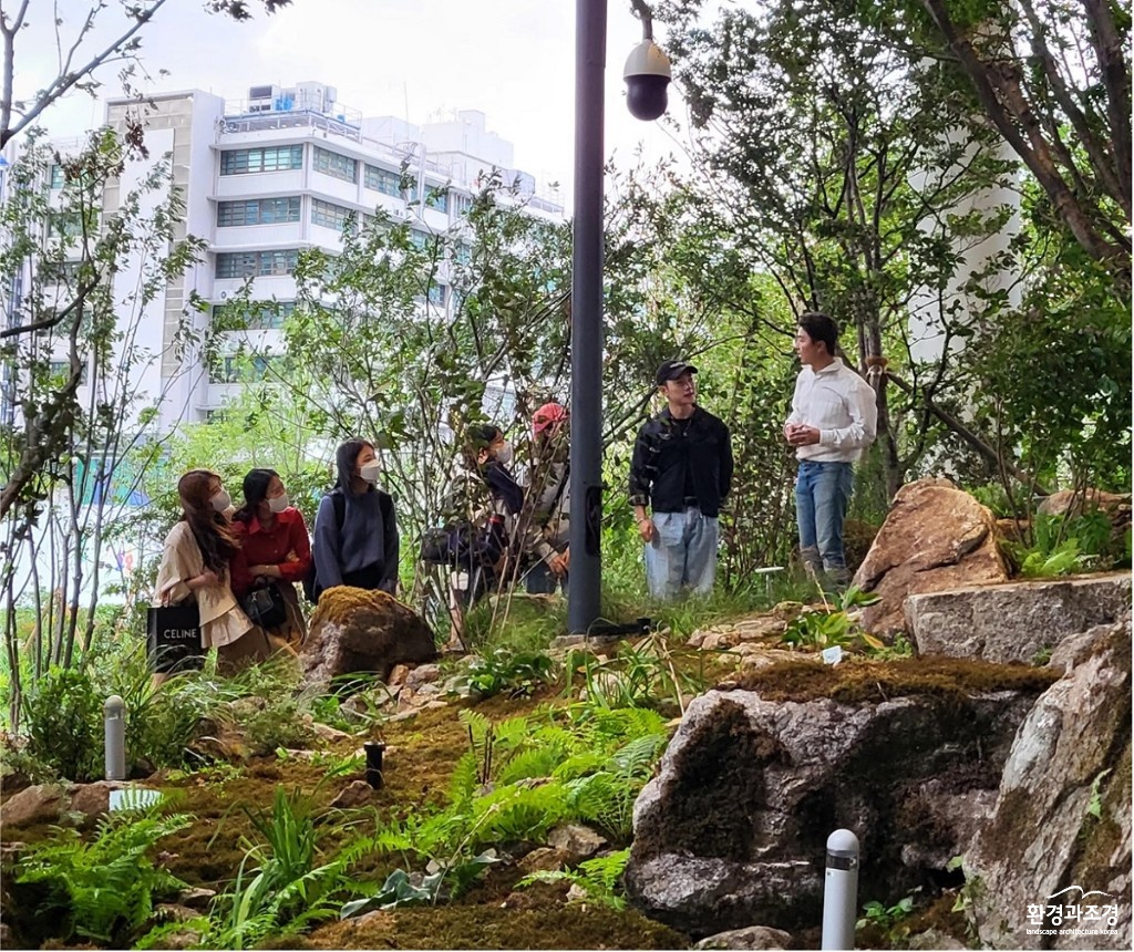 조경관련 학생들을 대상으로 현장 설명을 진행 중인 조용준 소장(사진=CA조경기술사사무소 제공).jpg