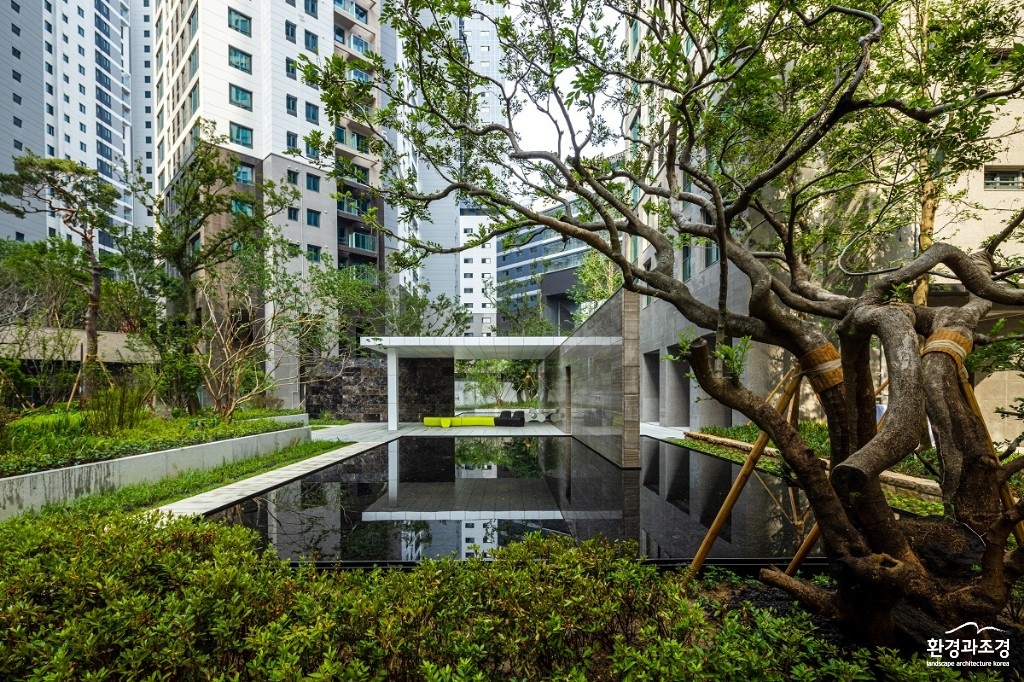 ‘2023 IFLA 어워드’ 공동주택(Residential) 부문에서 우수상을 수상한 ‘디에이치 자이 개포’ 아파트 조경.jpg
