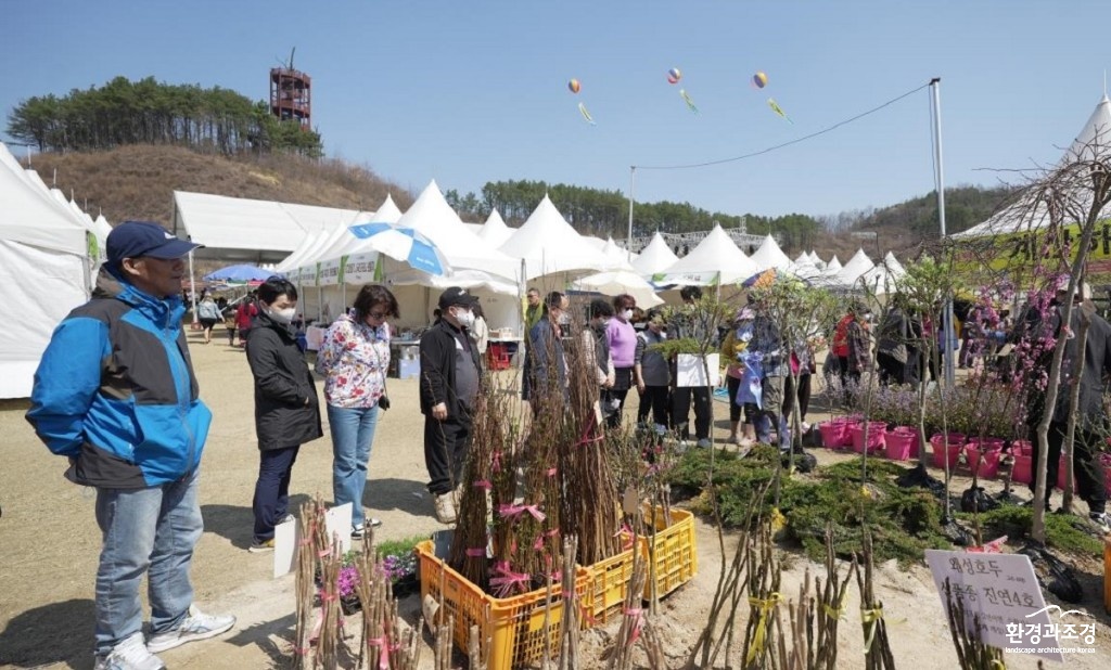 지난해 열린 제21회 옥천묘목축제 묘목 전시판매장(사진=옥천군 제공).jpg