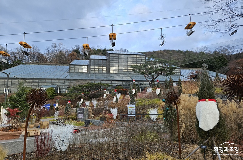 식물원 속 산타마을.jpg
