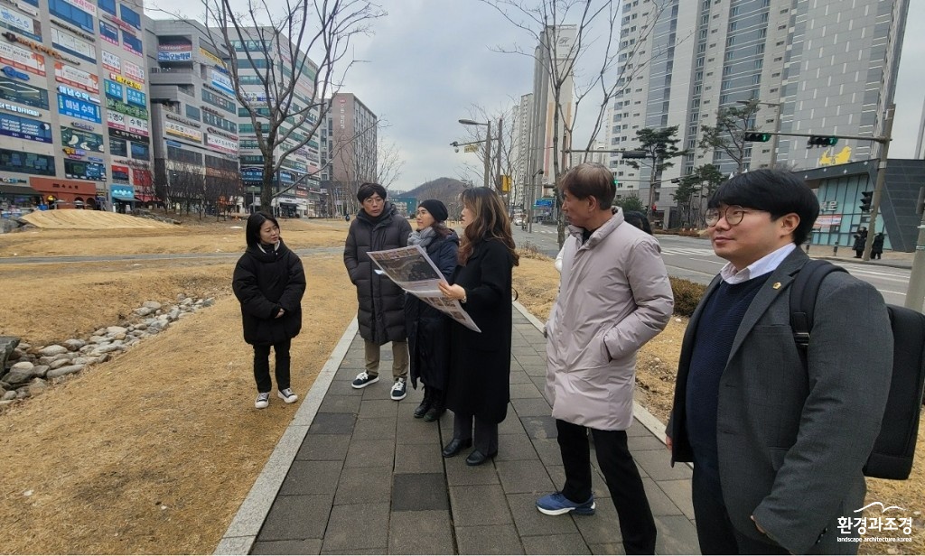 경기도 정원산업과와 유호준 경기도의회 의원이 제12회 경기정원문화박람회에 황지해 작가가 참여한다고 밝혔다. (사진=유호준 의원 제공).jpg