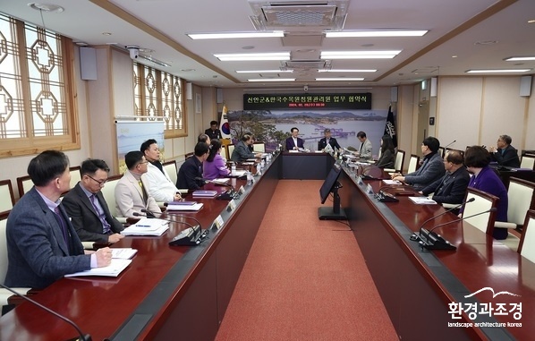 신안군이 정원문화 활설화를 위해 한수정과 업무협약을 맺었다. (사진=신안군 제공).jpg