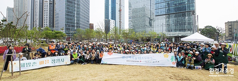용산구청장이 용산 매력정원 조성 기념 촬영을 하고 있다.jpg