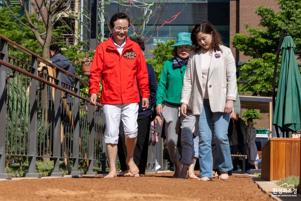 (사진2)문래동 꽃밭정원의 맨발황톳길.jpg
