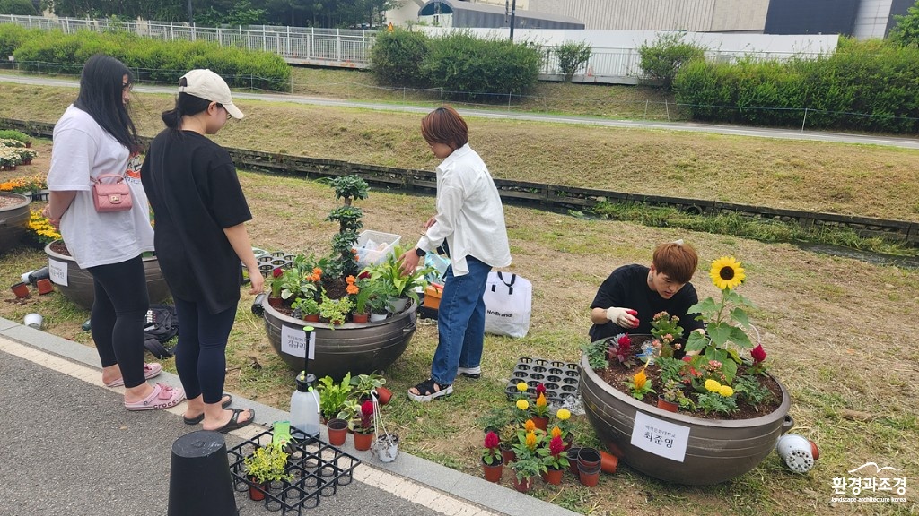 공원녹지과(대학생과 함께하는 정원 전시회) (1).jpg