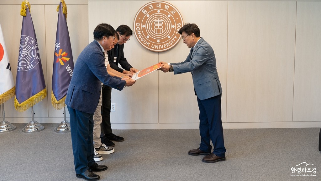 기금전달 사진.jpg