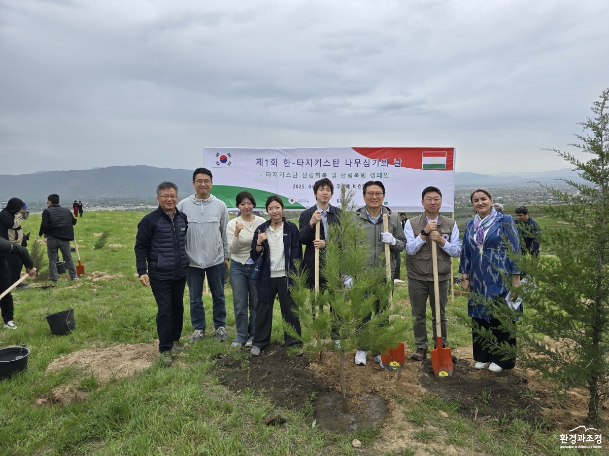 사진1. 전성식(오른쪽 세번째) 주타지키스탄 한국대사와 참석자들이 기념사진을 촬영하고 있다.jpg