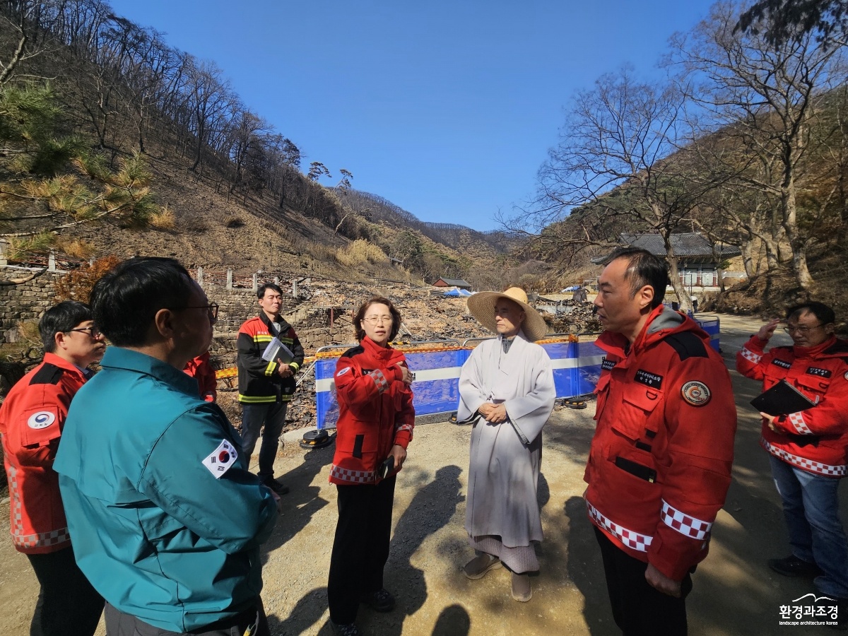 사진1. 이미라 산림청 차장이 고운사 주지스님과 이번 경북 지역 산불로 피해를 입은 고운사 사찰복원 지원 및 재해 예방 방안을 논의하고 있다.jpg