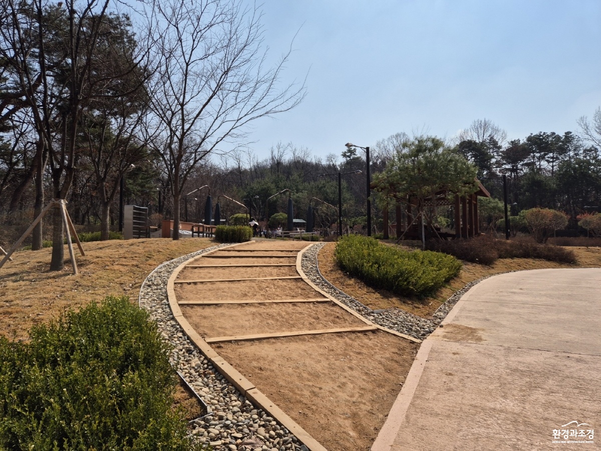 1-5. 정비공사가 완료된 탄현공원 산책로(2024년 준공).jpg