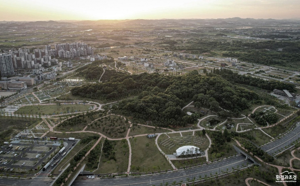 지난해 개장한 평택고덕 함박산 근린공원 도시숲 전경.jpg