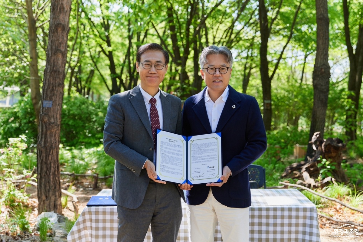 협약식 사진(왼쪽부터 이수연 서울시 정원도시국장, SM엔터테인먼트 장철혁 대표이사).jpg