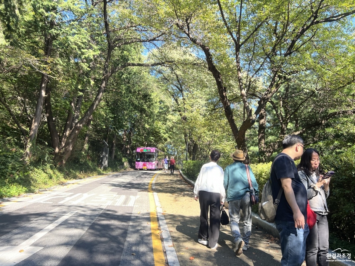 (조성 전) 차도와 명확하게 분리되지 않고 좁은 산책로.jpg