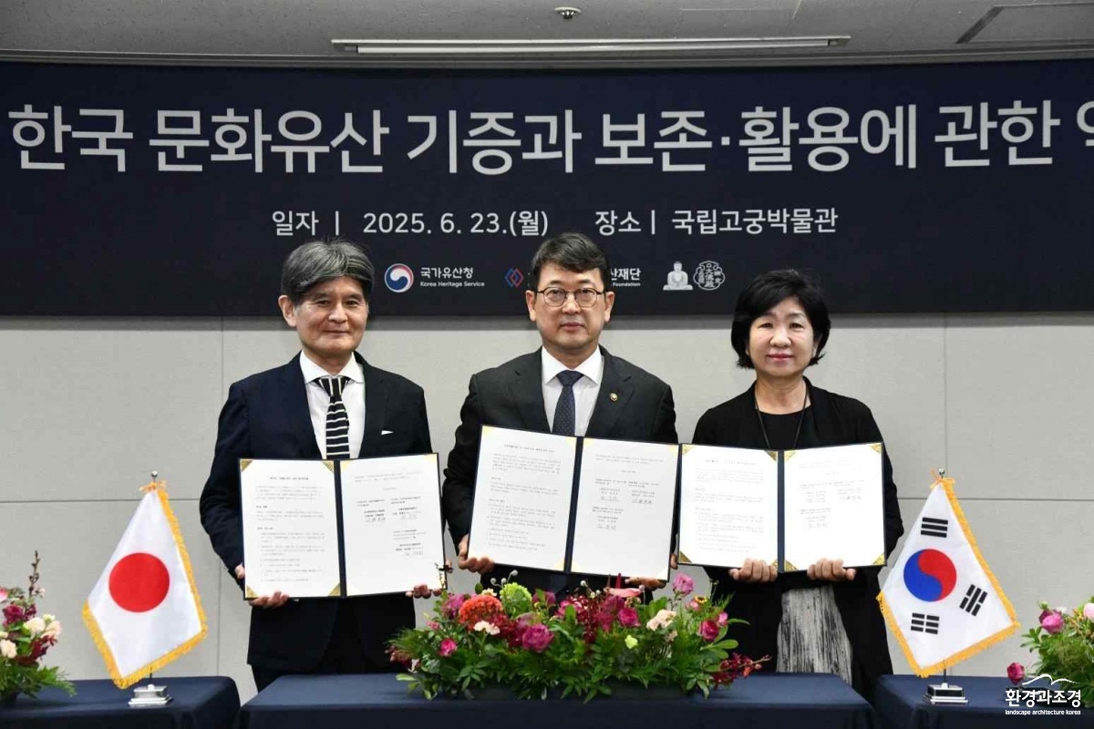 지난 23일 국립고궁박물광 강당에서 ‘관월당’ 부재를 한국으로 정식 양도하는 기증협약서에 서명 후 기념촬영하는 관계자들. (왼쪽부터) 사토 다카오 고덕원 주지, 최응천 국가유산청장, 김정희 국외소재문화유산재단 이사장.jpg