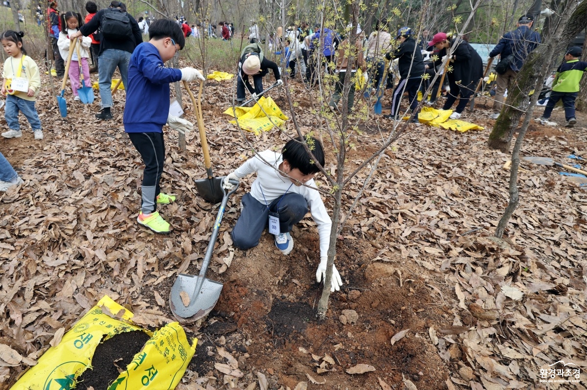 [보도자료1]식목일_나무심기_행사에_참여한 아이들모습.jpg